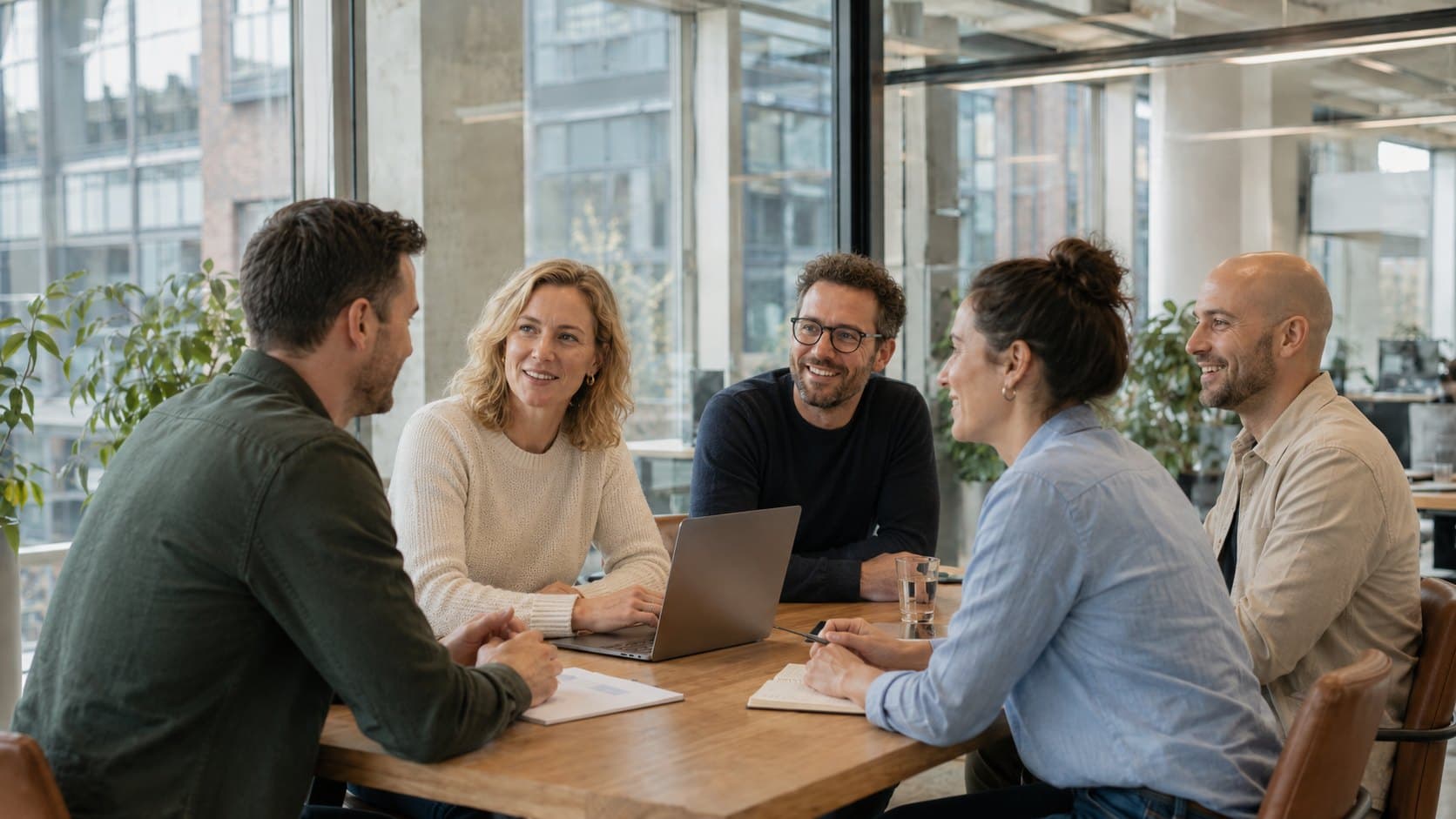 Het team van Your Company in overleg met een kandidaat