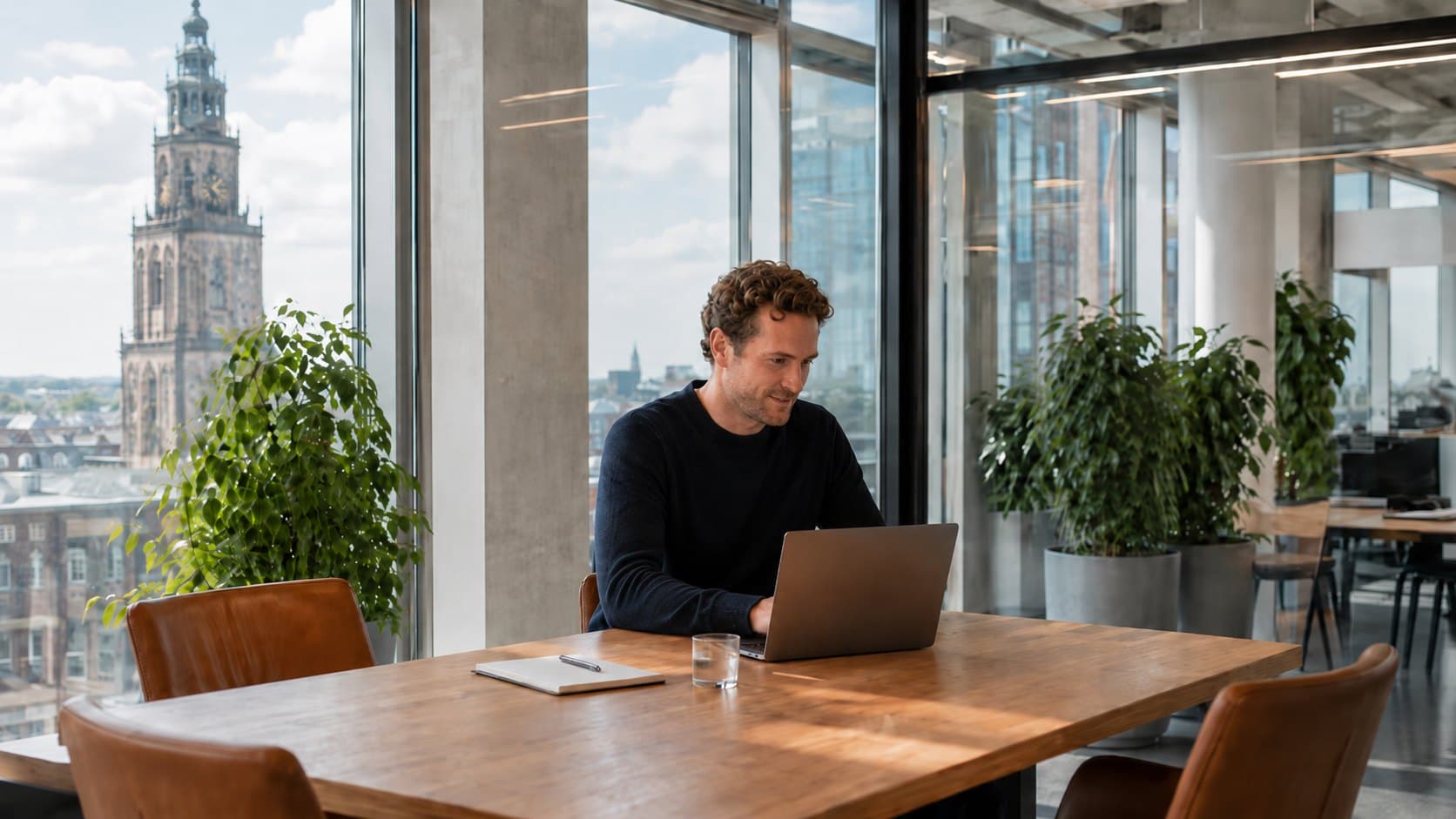 Elektromonteur aan het werk bij een schakelkast